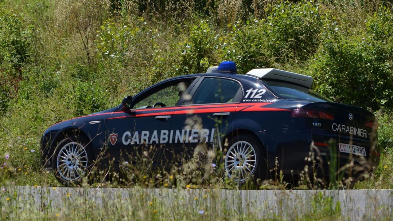 Alla guida senza patente prende a pugni i carabinieri e li minaccia di morte, arrestato