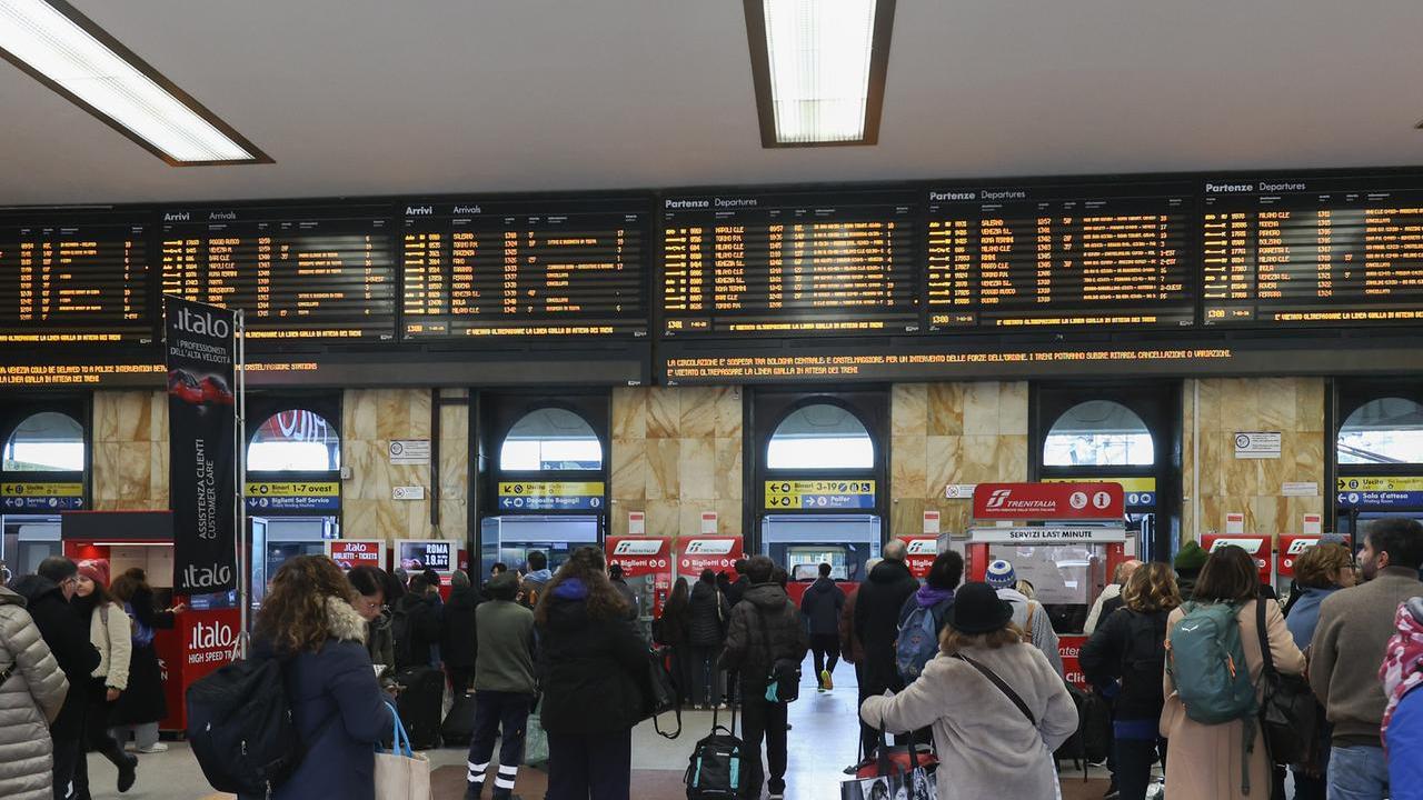 Incendio doloso a Pesaro e sabotaggi a Bologna, giornata nera per i treni: cos’è successo