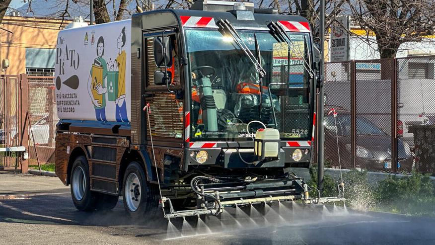 Una spazzatrice usata da Alia per la pulizia strade