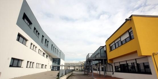 Vandalismi e rischio folgorazione al Cattaneo-Deledda: «Bagno vietato agli studenti a ricreazione»