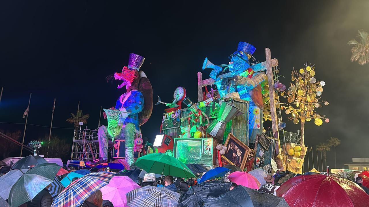 
	Carnevale di Viareggio: la sfilata in notturna nonostante il maltempo (foto Giannini)

