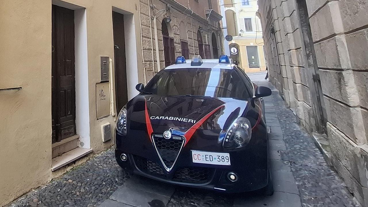 Sassari, picchiata e segregata in casa: 23enne salvata in strada da un passante