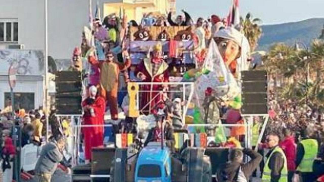 Una sfilata del carnevale di Follonica (foto d'archivio)