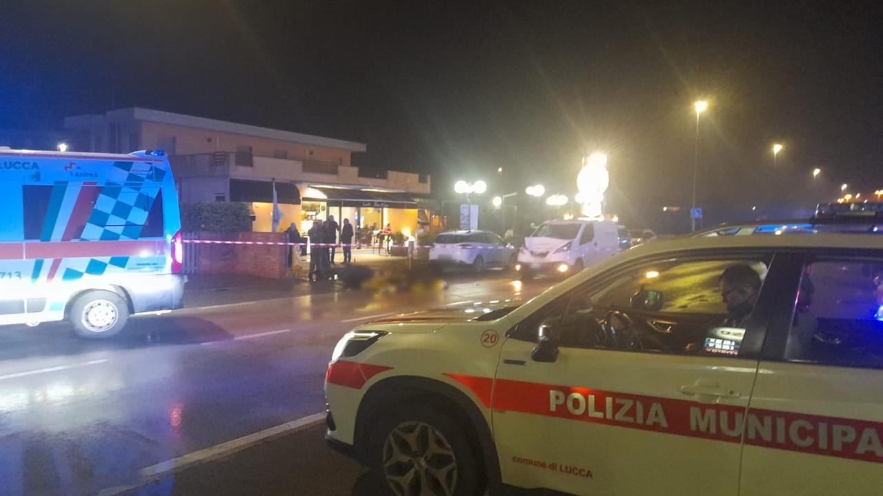 Lucca, tragedia in via Romana: auto investe due donne, una muore sul colpo
