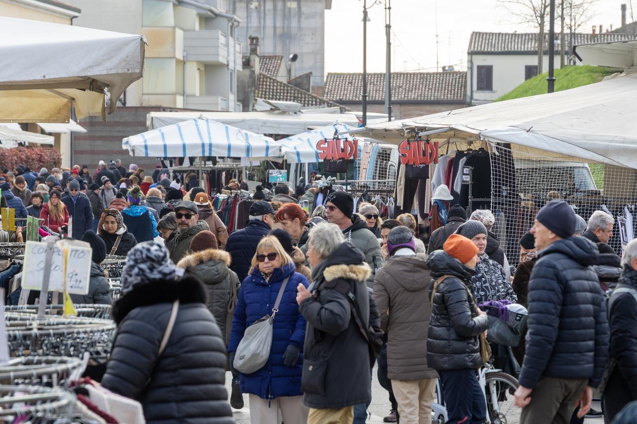 Ferrara, al via il nuovo mercato del lunedì