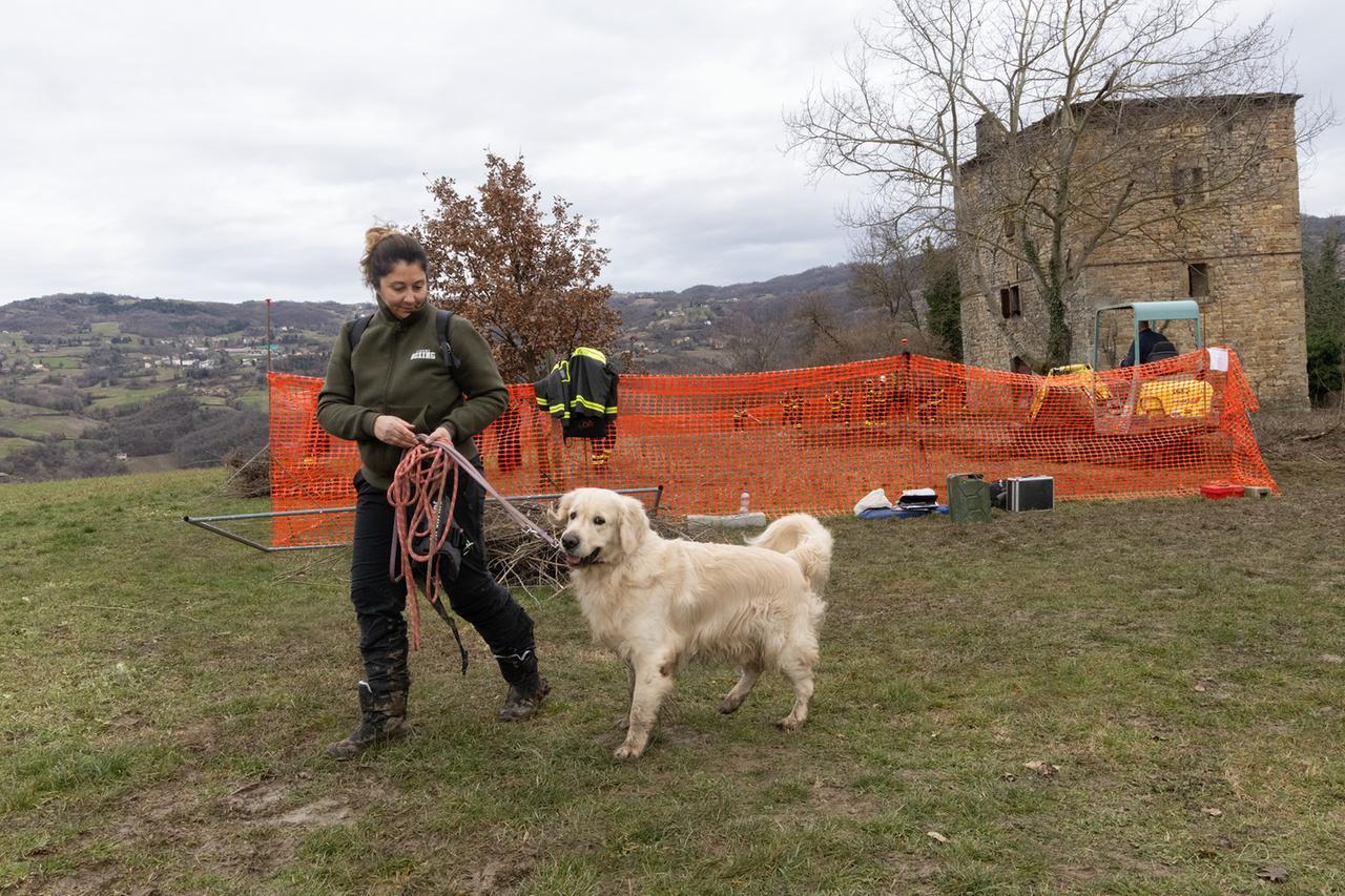 Sopralluogo nella torre di Pignone, il cane Even fiuta altri resti di Daniela Ruggi