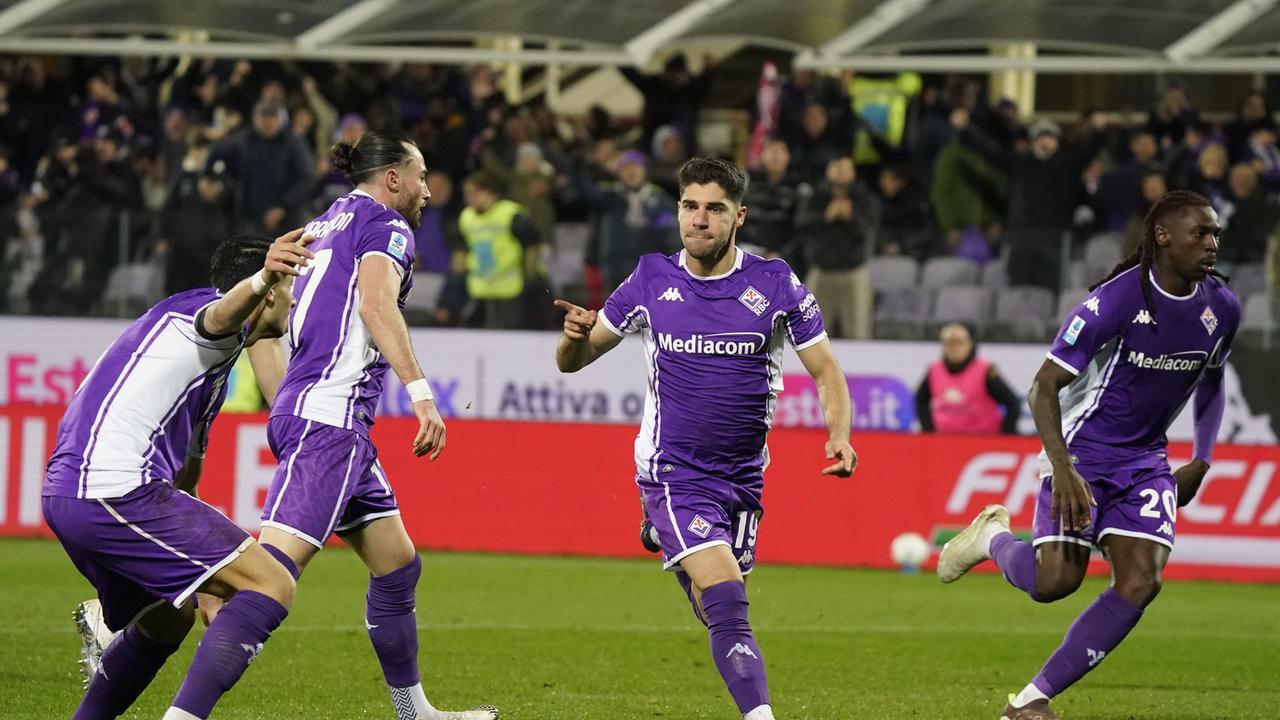 L'esultanza di Solomon dopo il primo gol della Fiorentina