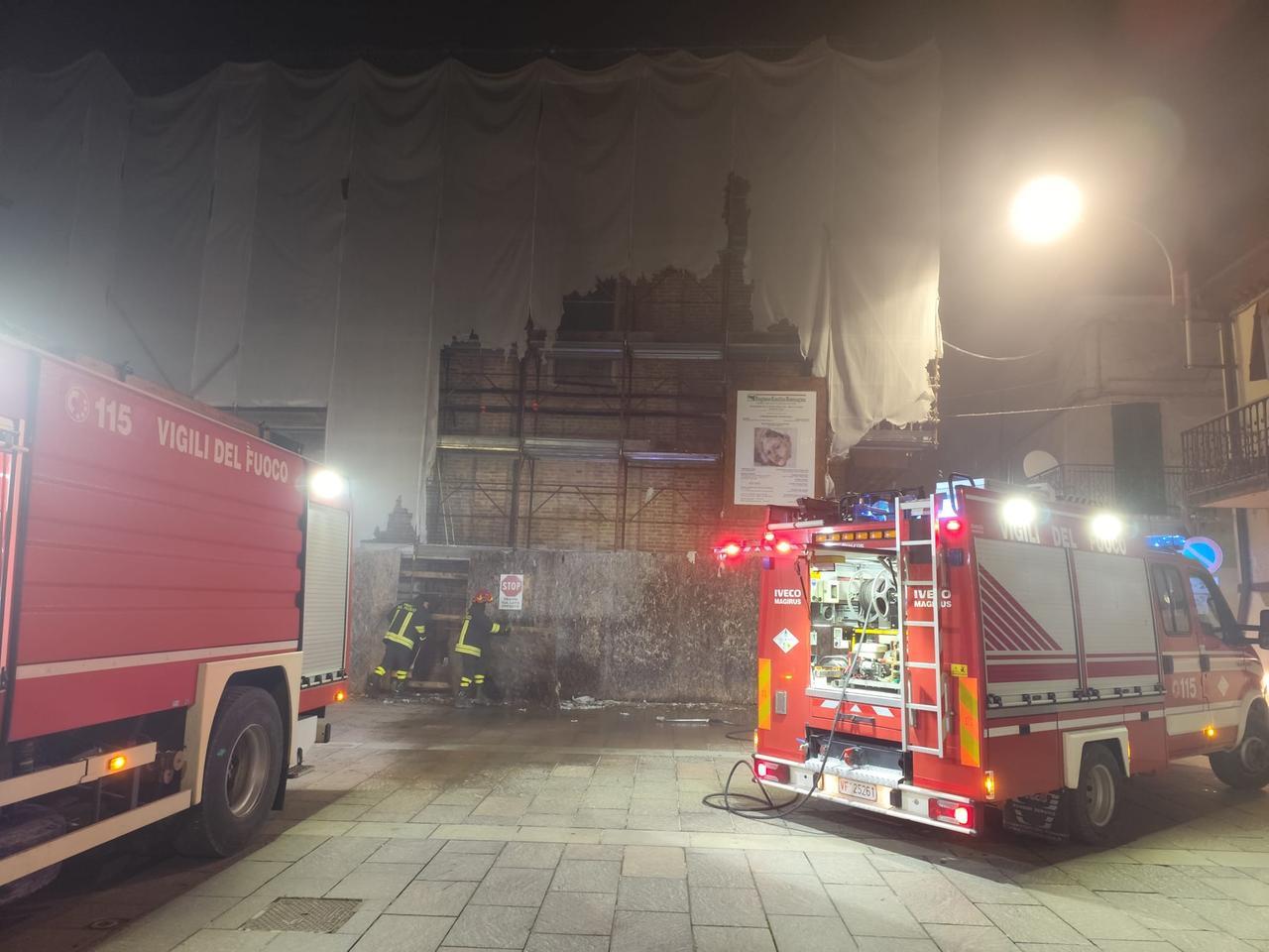 Chiesa di Stellata: in fiamme il telo dell’impalcatura