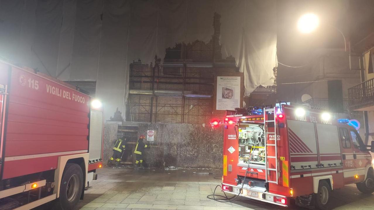 Chiesa di Stellata: in fiamme il telo dell’impalcatura