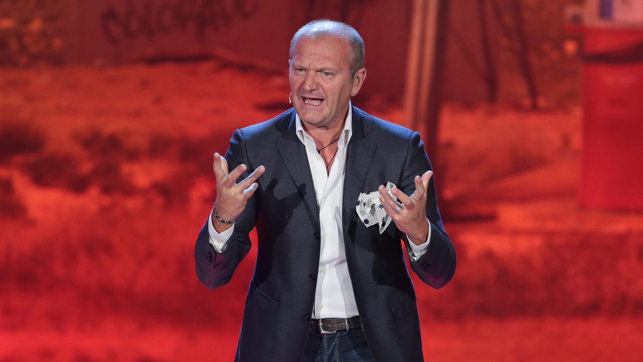 Sanremo 2026, Pucci travolto dagli insulti rinuncia: «Il termine fascista non dovrebbe più sentirsi»