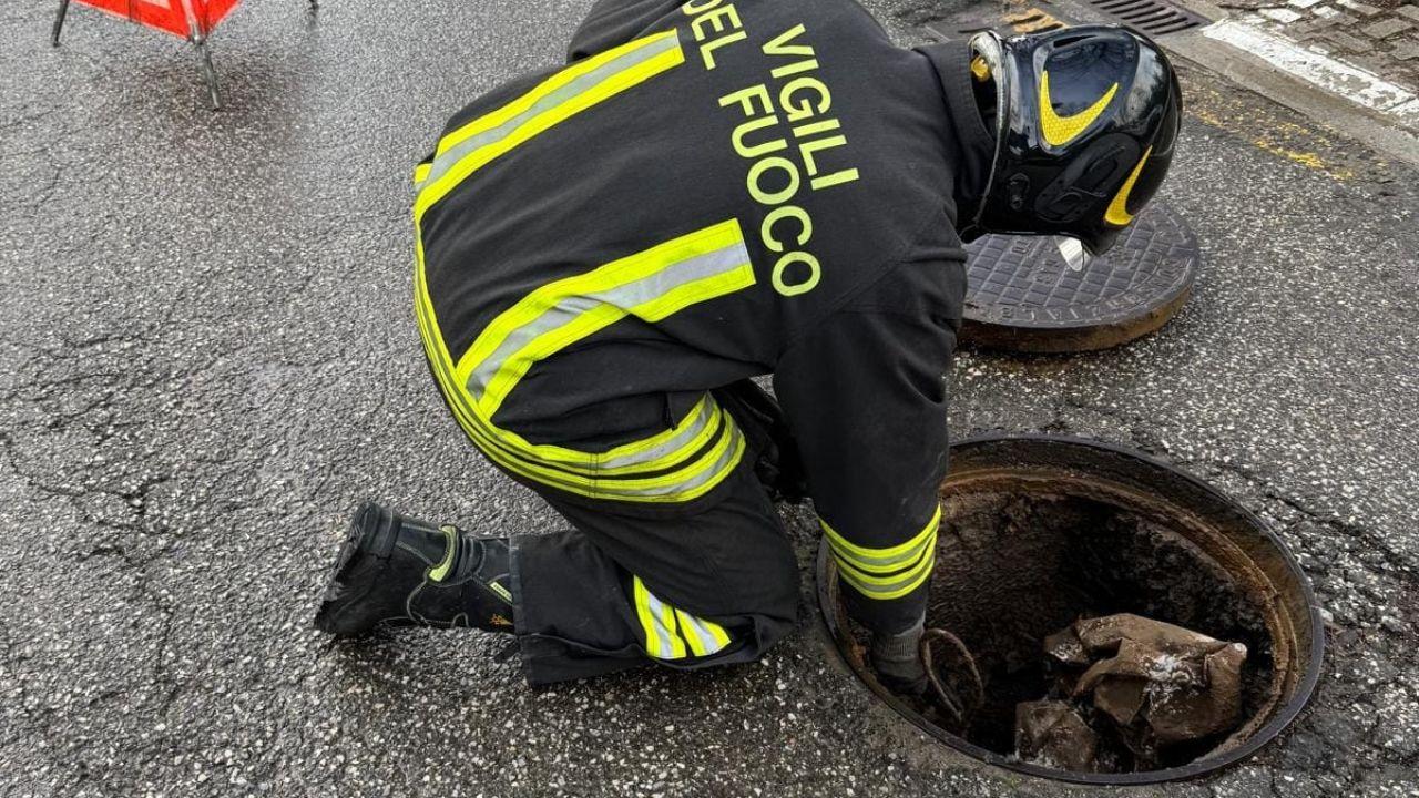 
	Vigili del fuoco al lavoro in via della Stazione a Vernio

