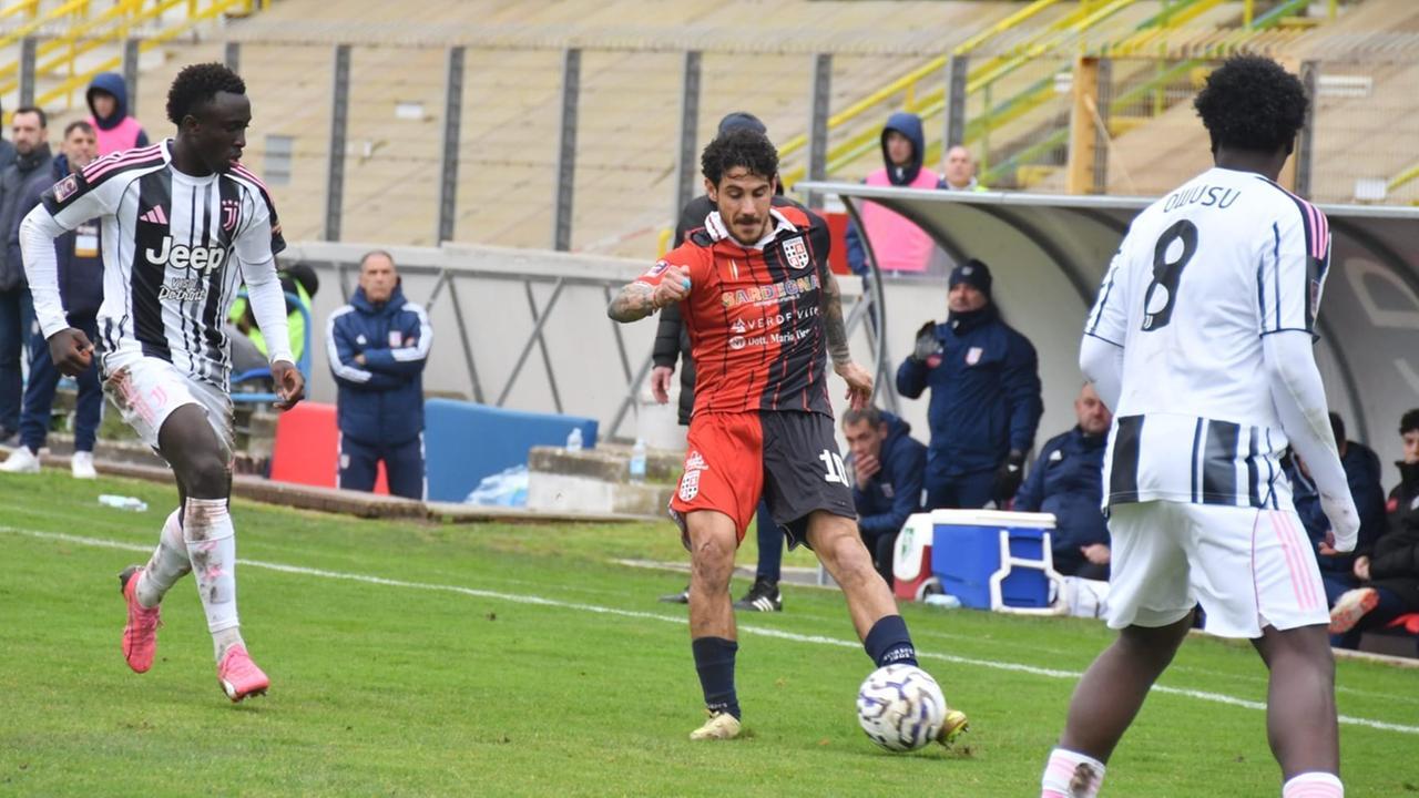 
	Il capitano rossobl&ugrave; Giuseppe Mastinu (foto di Mauro Chessa)

