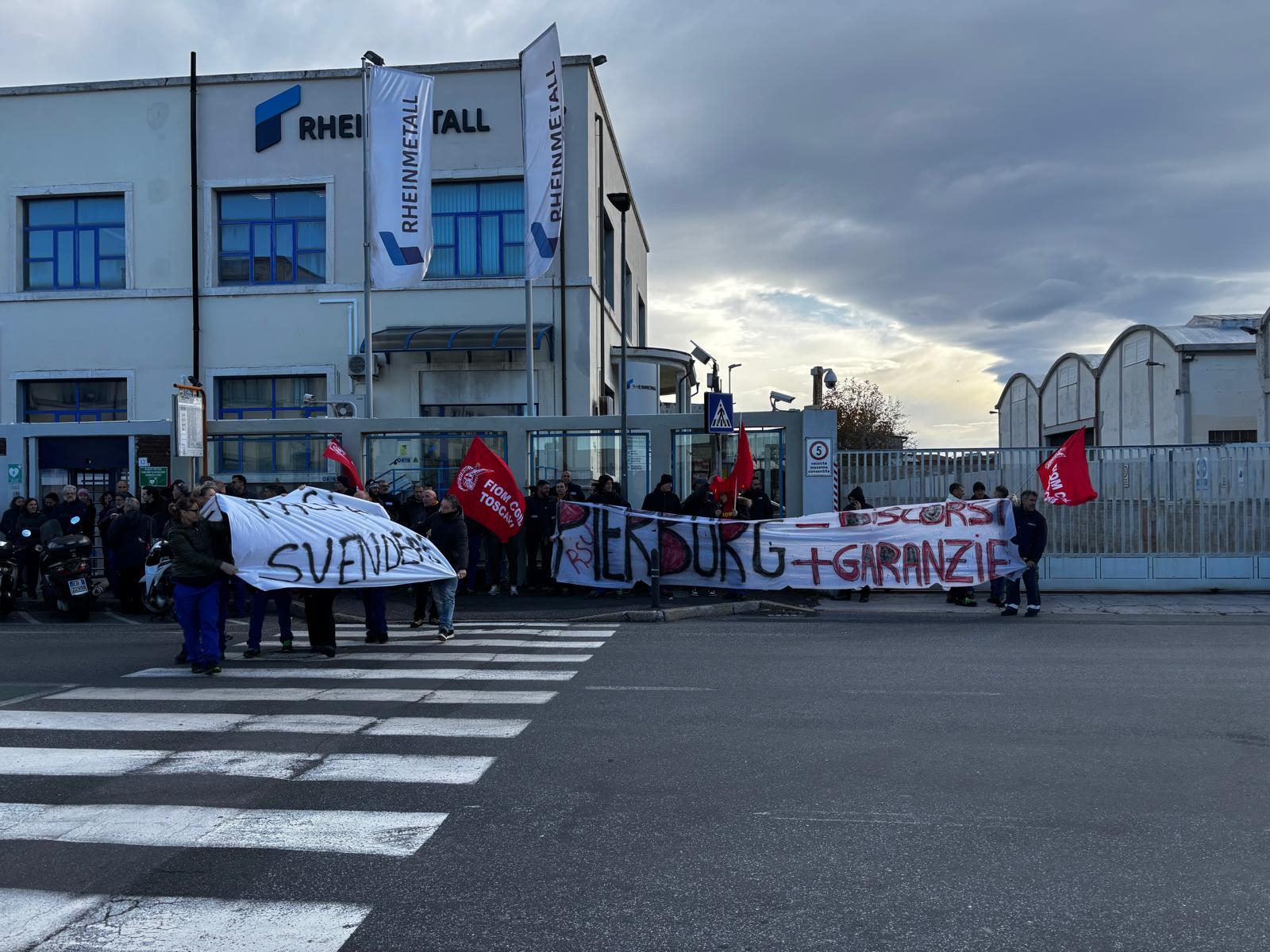 Proteste davanti alla sede della Pierburg (foto d'archivio)