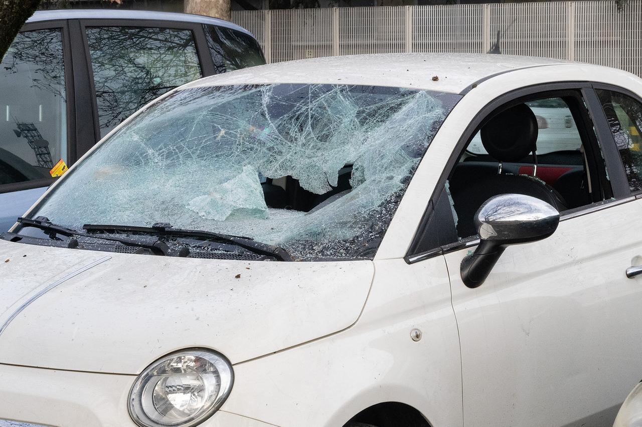 
	Il vetro di un'auto sfondato

