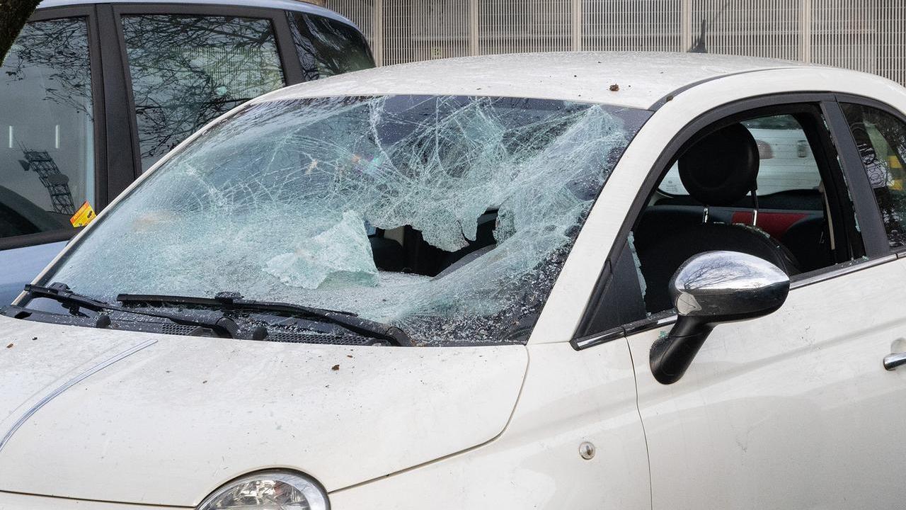 Il vetro di un'auto sfondato