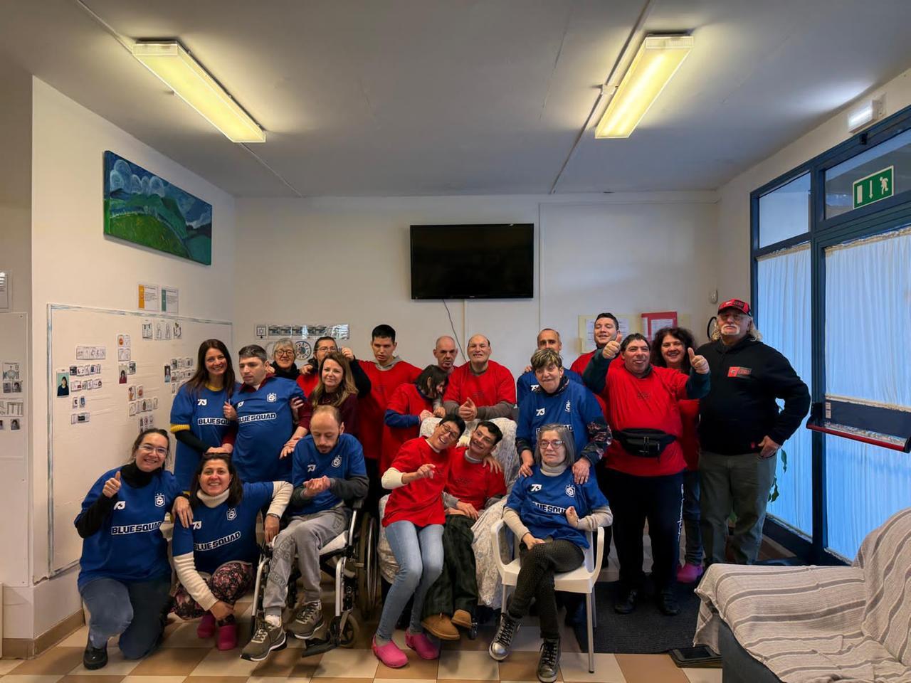 Il bodyguard dei piloti di MotoGp regala le maglie di Marc e Alex Marquez ai ragazzi del centro Erica