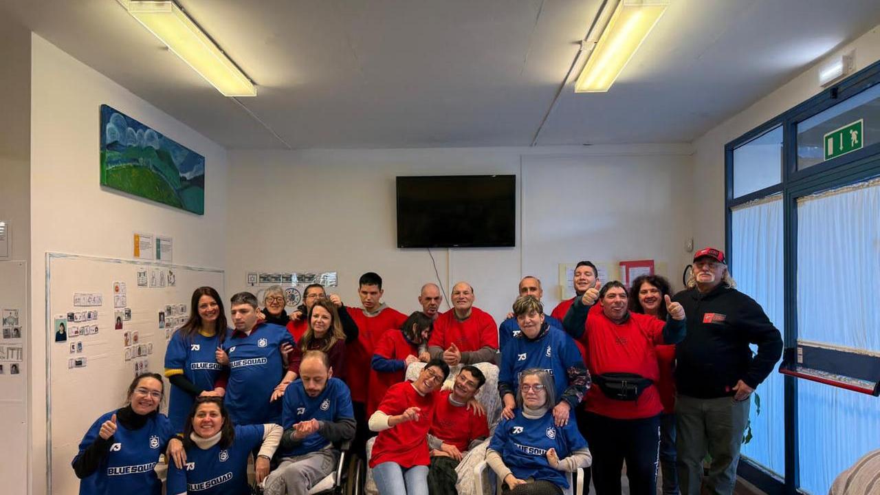 Il bodyguard dei piloti di MotoGp regala le maglie di Marc e Alex Marquez ai ragazzi del centro Erica