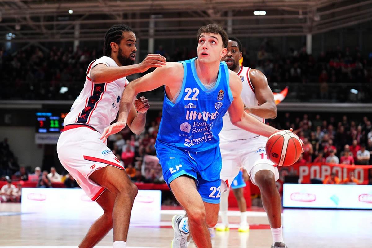 La Dinamo in svantaggio 46-35 dopo il primo tempo a Udine