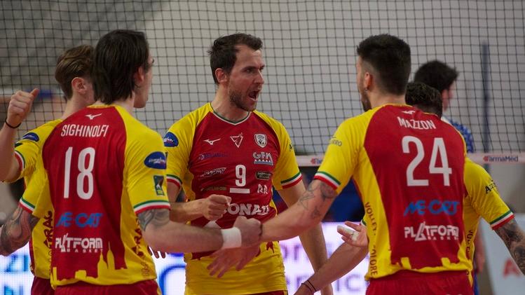 La vittoria al tie-break a Mantova tiene la Conad sulla vetta