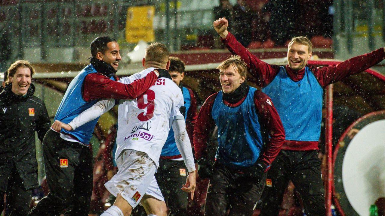 Dionisi esulta dopo il primo gol del Livorno (Foto Stick)