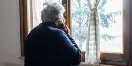 Chiedono ad una signora indicazioni stradali, poi le rubano borsa e cellulare