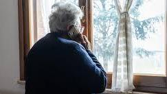 Chiedono ad una signora indicazioni stradali, poi le rubano borsa e cellulare