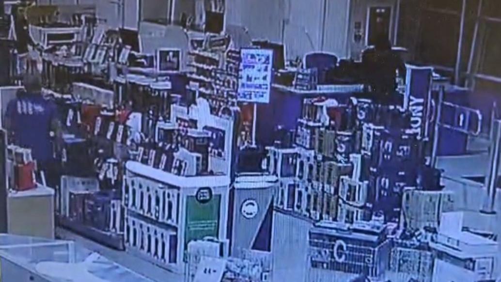 Alghero, fallisce il quinto colpo del rapinatore con la maschera della Casa di carta. Il commesso lo mette in fuga – VIDEO