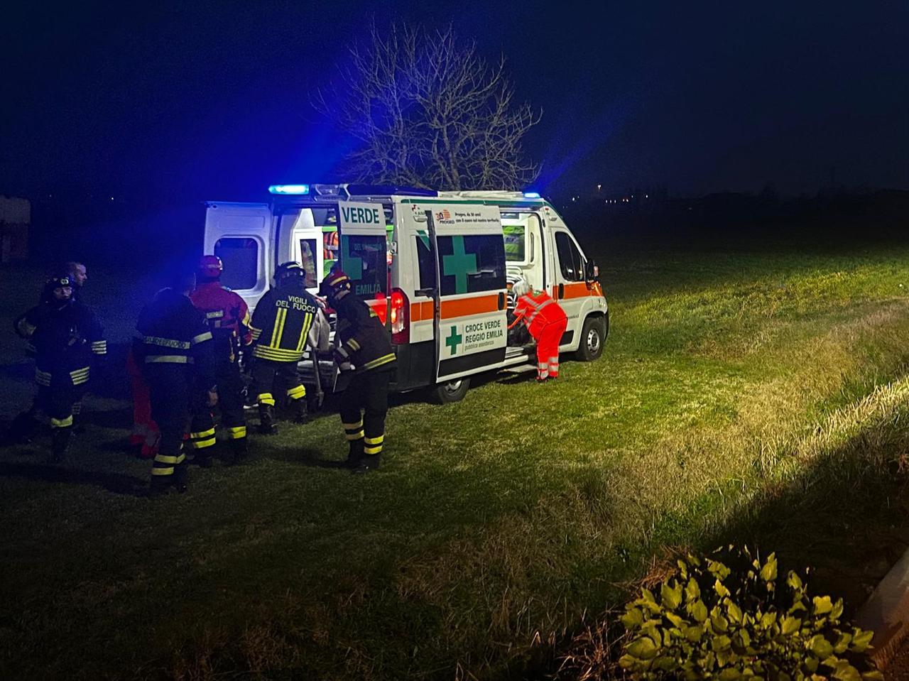 Scivola nel canale e resta bloccato nel fango: salvato un 75enne