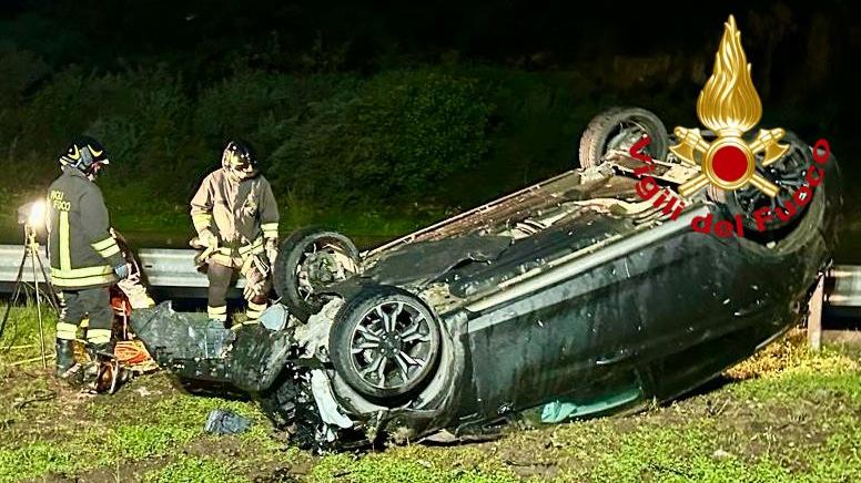 Perde il controllo dell’auto che si ribalta: conducente estratto dall’abitacolo dai vigili del fuoco