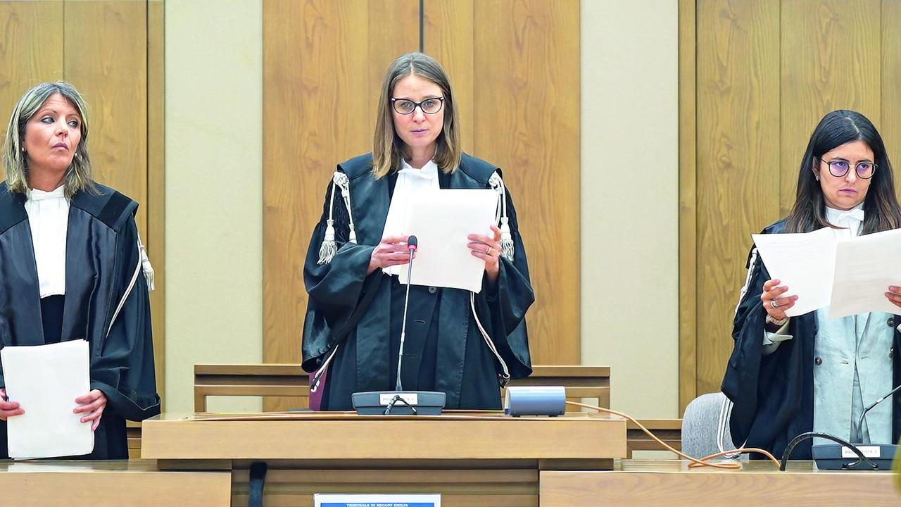 Caso affidi a Bibbiano, le motivazioni della sentenza di primo grado: «Svelata l’insussistenza di moltissime ipotesi di reato»