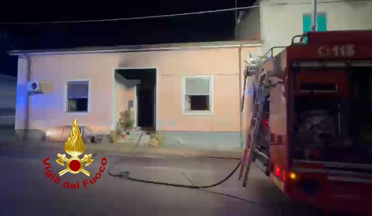 Va a fuoco un appartamento: una persona intossicata