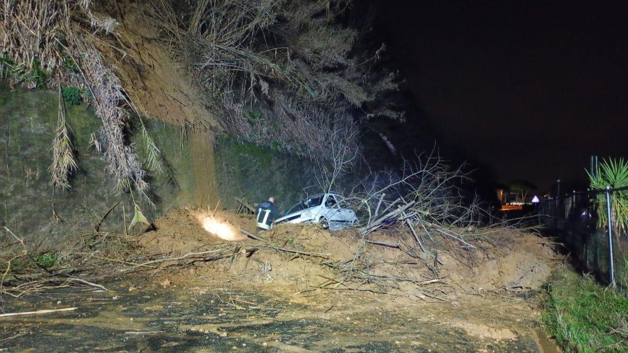 Calcinaia, maxi frana nella notte sulla Provinciale Francesca: un’auto coinvolta