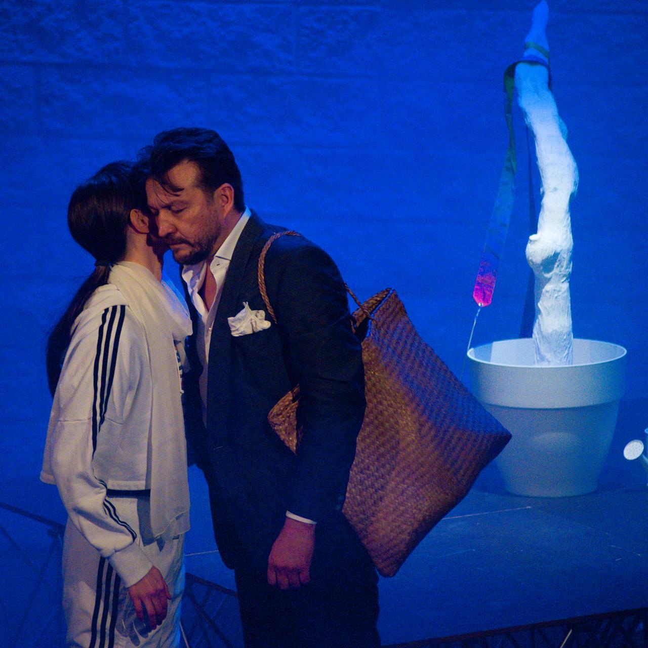 
	"Cenerentola non deve morire"

