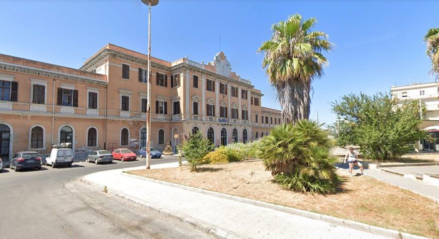 Sassari: sorpreso a spacciare, scappa e investe un poliziotto con il monopattino