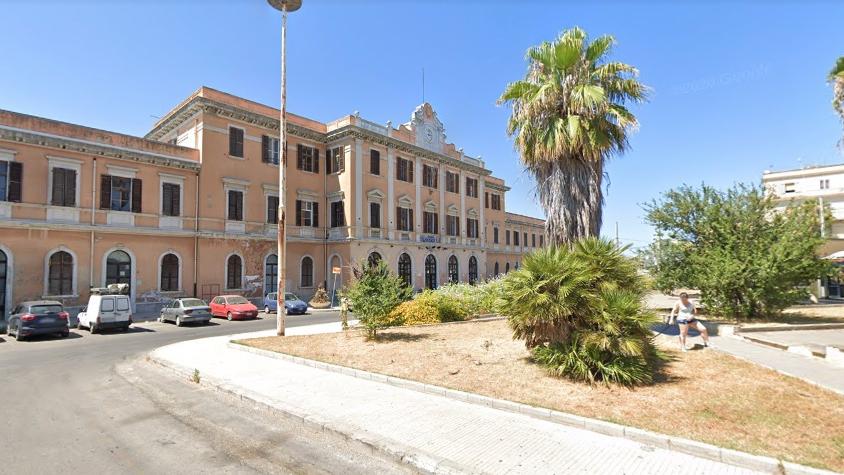 Sassari: sorpreso a spacciare, scappa e investe un poliziotto con il monopattino