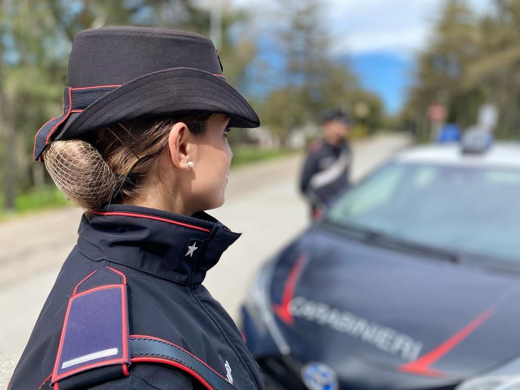 Fugge al controllo sulla Statale 125: senza patente, positivo al droga test e con targa alterata