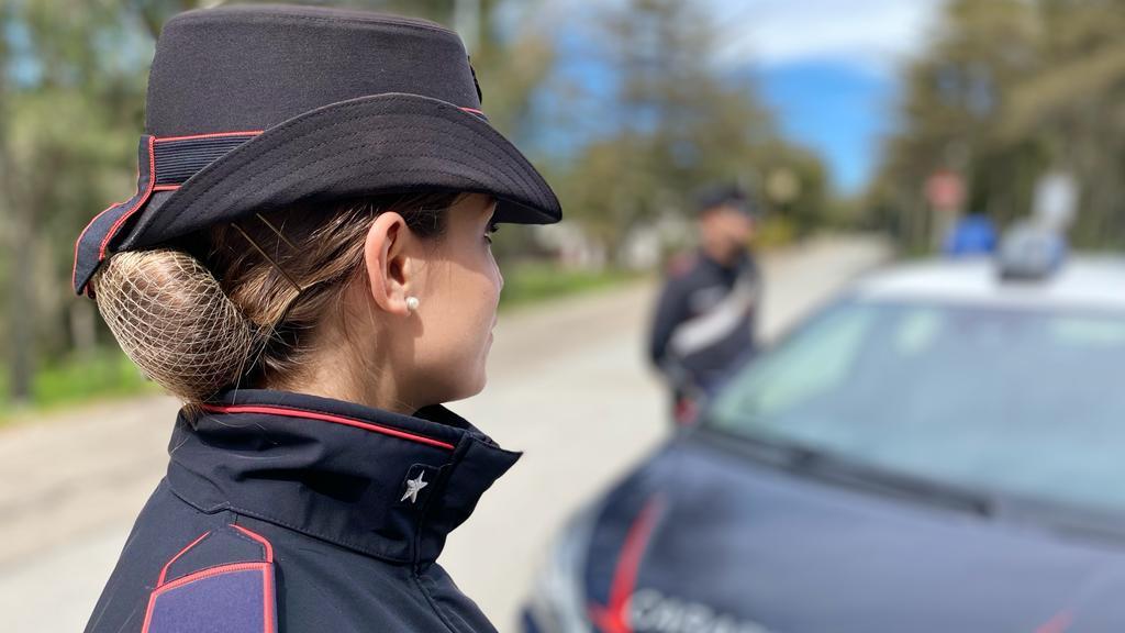 Fugge al controllo sulla Statale 125: senza patente, positivo al droga test e con targa alterata