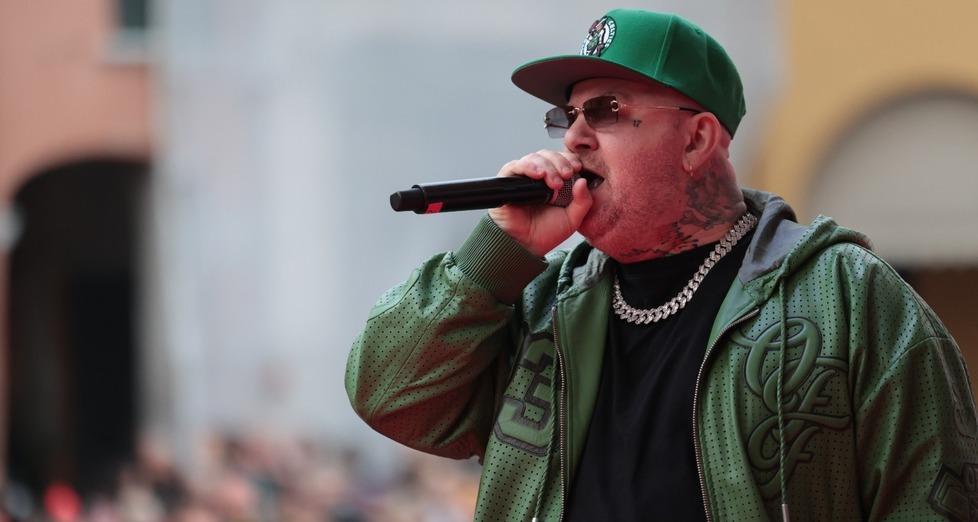 I fan di Jake La Furia più forti del meteo: successo al Carnevale di Cento