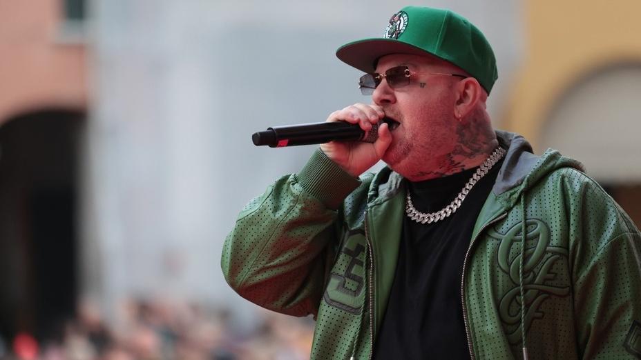 I fan di Jake La Furia più forti del meteo: successo al Carnevale di Cento