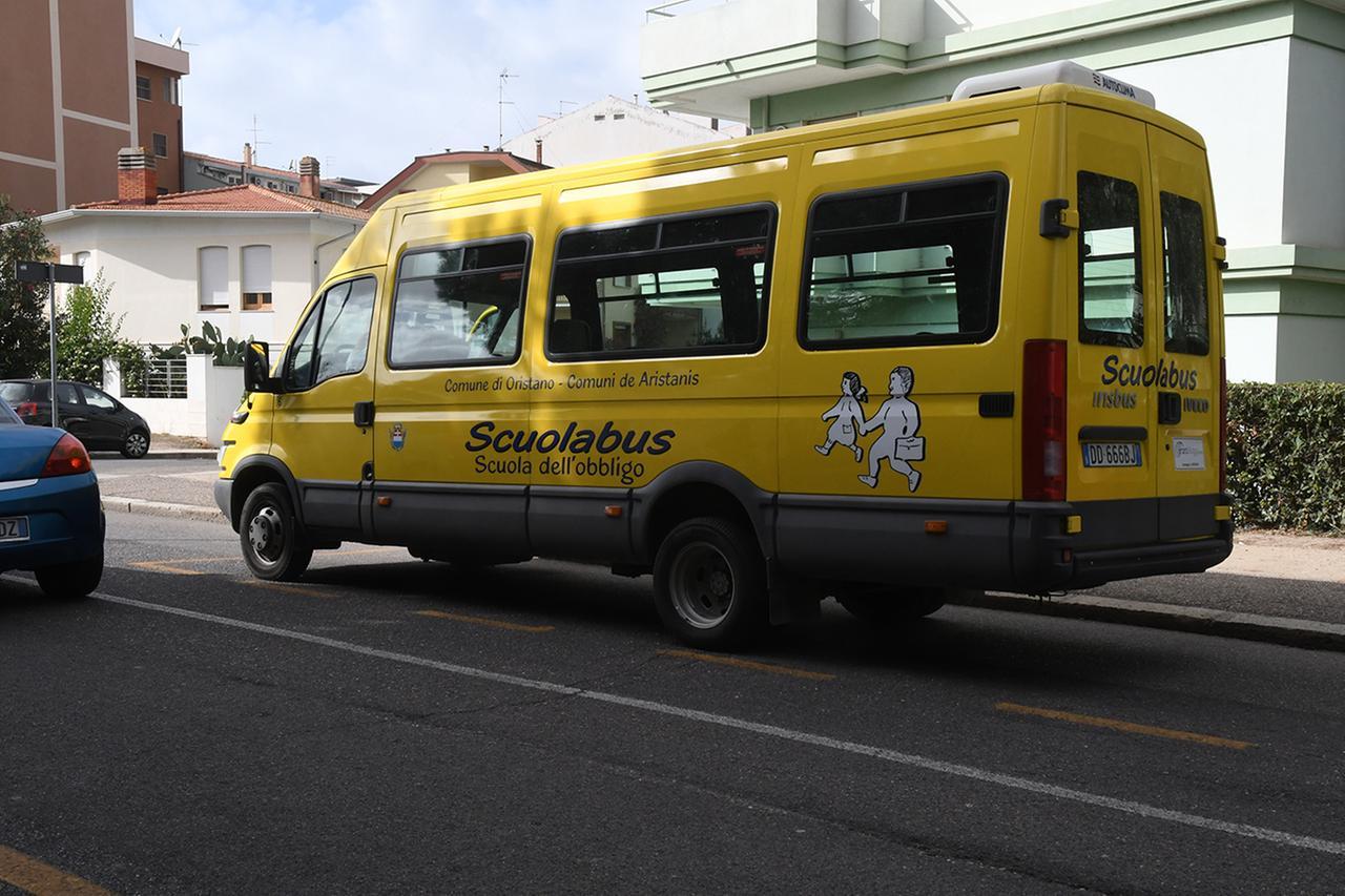 Lo scuolabus si ferma prima e lascia i bambini sulla strada provinciale
