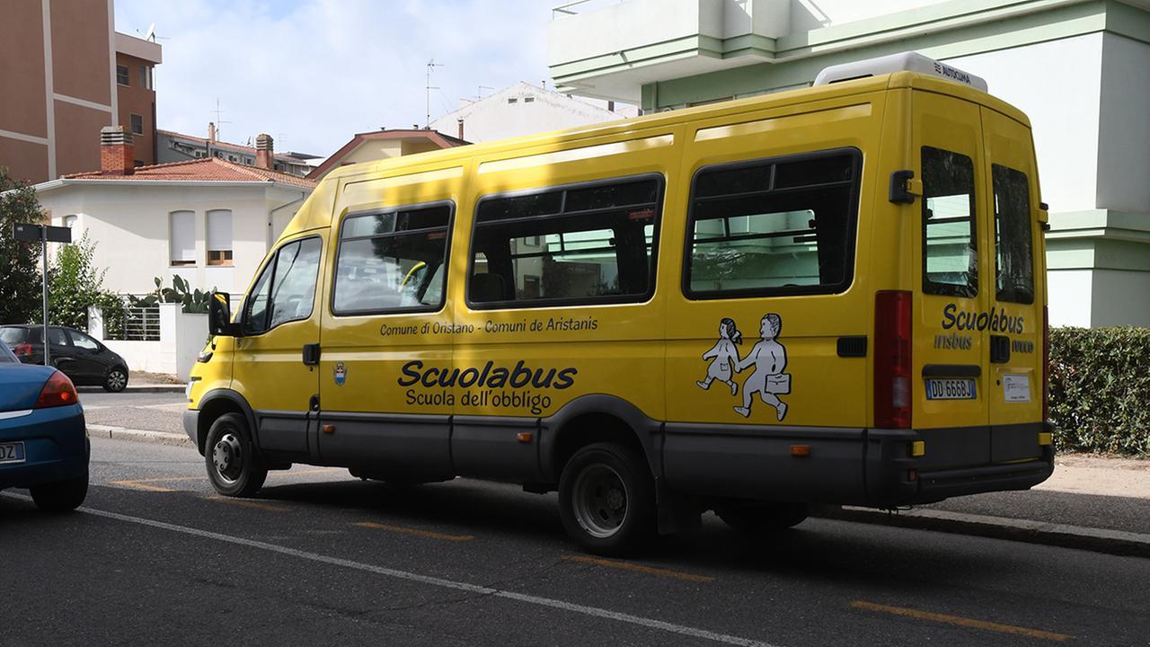 Lo scuolabus si ferma prima e lascia i bambini sulla strada provinciale