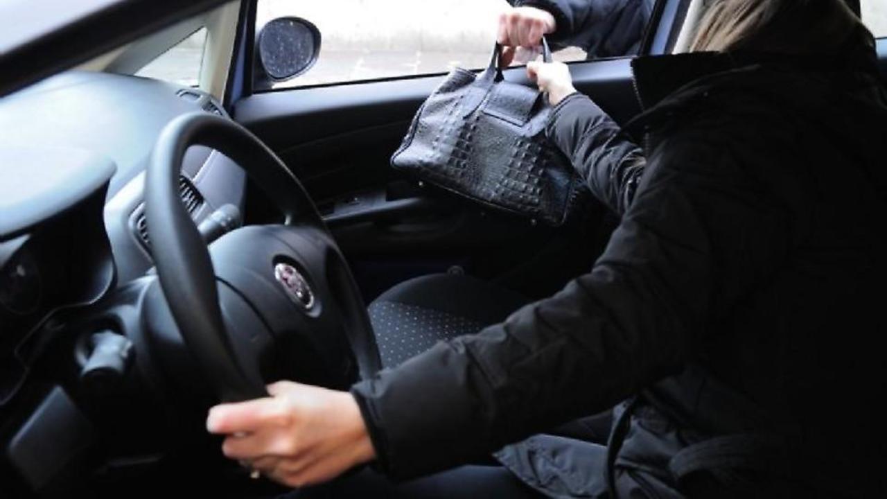 Alla donna è stata rubata la borsa