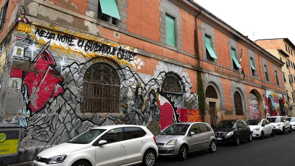 L’ex caserma Cosimo Del Fante in via Adriana (foto Stick)