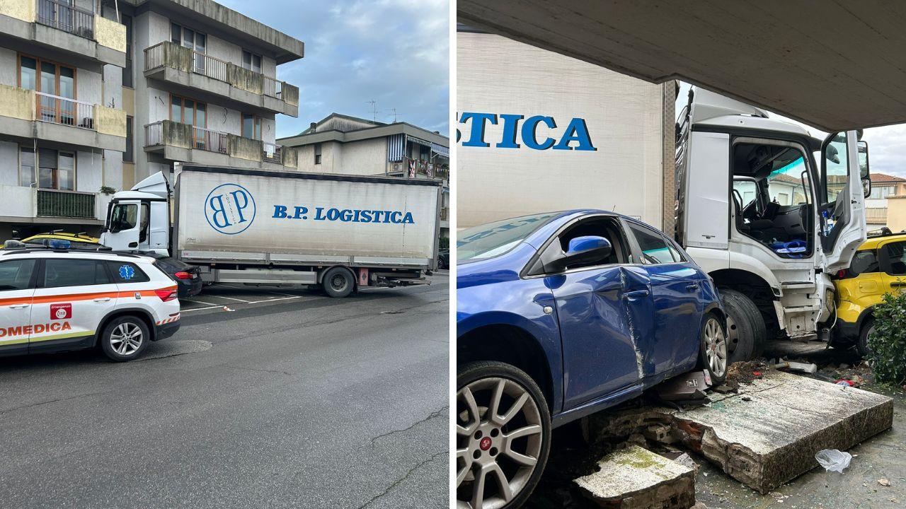 L'autista del camion è andato a sbattere contro alcune auto in sosta e sul muro di un condominio (<em>foto Iacopo Giannini</em>)