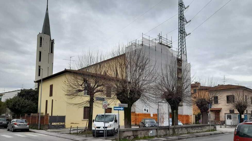La chiesa di via Antonelli con le impalcature per il restauro della facciata e a lato l’oratorio