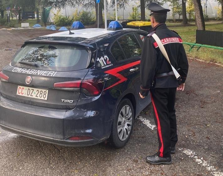 Minaccia un runner con un coltello e poi inveisce contro i carabinieri: denunciato