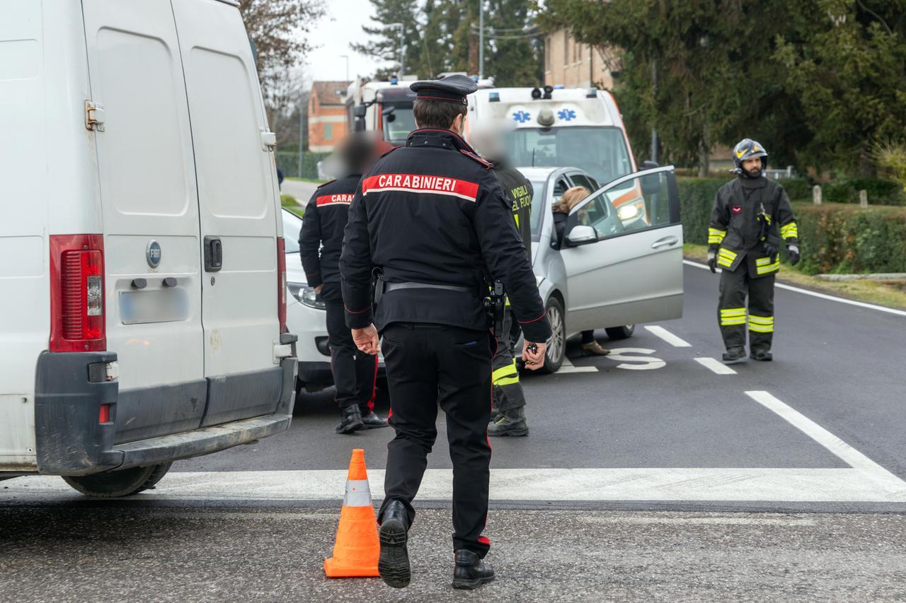 Scontro tra due auto e un furgone a Ferrara