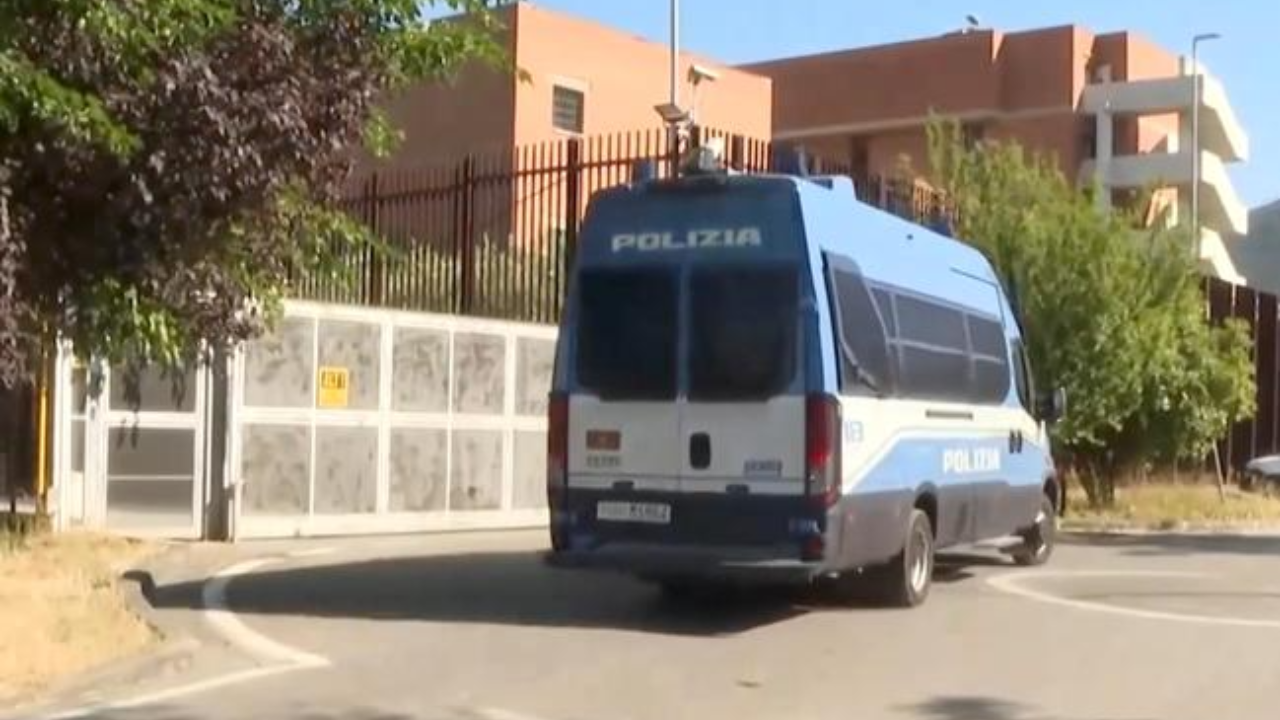 Calci, pugni e gli estintori usati come armi contro gli agenti: nuove violenze alla Dogaia di Prato