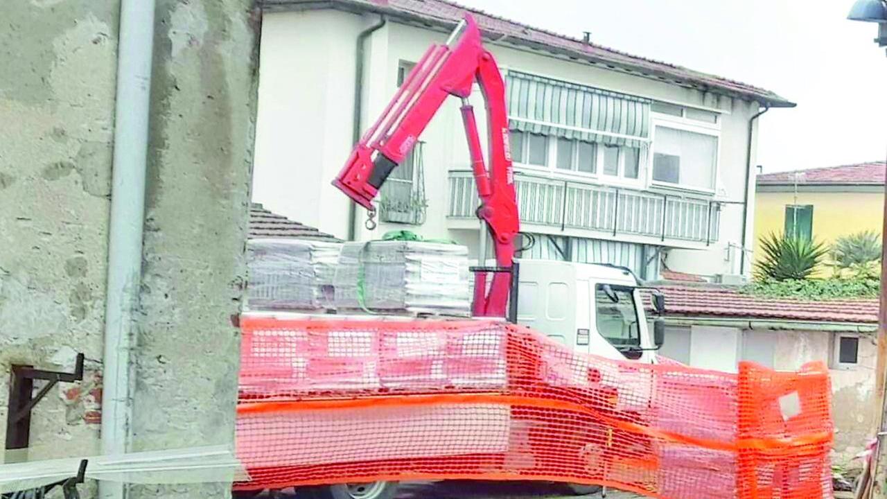 Il luogo in cui è avvenuto l'incidente sul lavoro a Livorno (foto Stick)