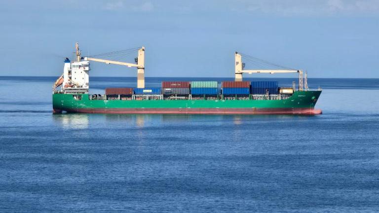 Navi russe, il cargo della morte scompare e ricompare: mistero nelle acque dell’isola